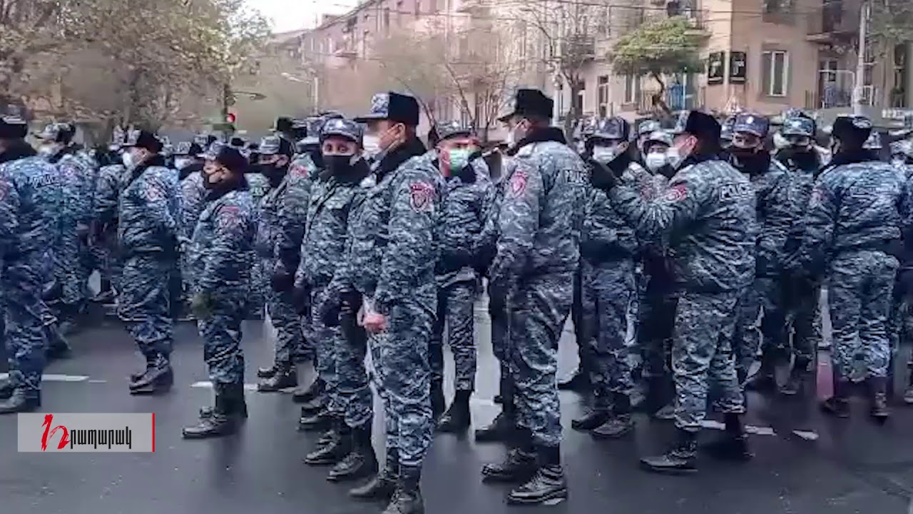 Քաղաքացիները վանկարկում են «Նիկոլ , դավաճան» ու շարժվում Մաշտոցի պողոտայով