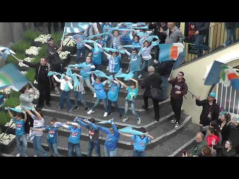 Flash mob nella Piazzetta di Capri per lo scudetto del Napoli sulle note di Azzurro Corazòn