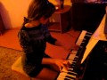 Девушка играет на пианино композицию James Horner - Rose. 