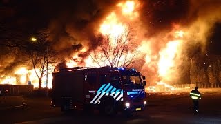 preview picture of video 'Grote Uitslaande Brand Sporthal Tilburg, Aankomst brandweer, 29-11-2014'