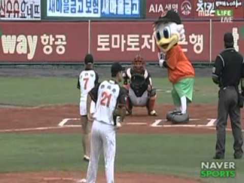 Rainbow Hyunyoung pitch for Lotte Giants