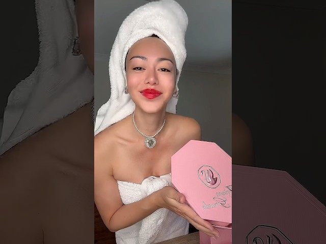 Vídeo relacionado con Swarovski x Ariana Grande Pulsera, Tallas mixtas, Presenta un Círculo Completo de Cristales en Forma de Corazón, Pavé transparente, Baño de rodio, Blanca