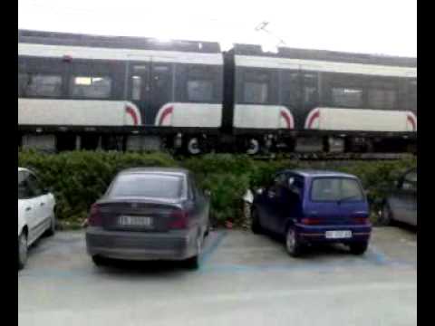 Passaggio a livello pedonale della Circumvesuviana a Nola 6 con un arrivo spettacolare del Metrostar