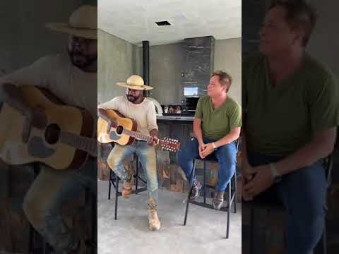 Pedreiro surpreende ao cantar com Leonardo