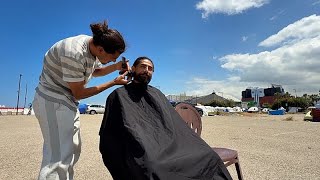En un campamento de la costa de Beirut, un barbero voluntario devuelve dignidad con cortes gratuitos