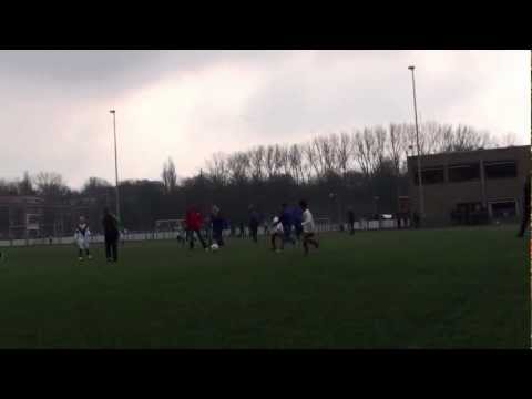 Dexter Christ actie langs de lijn met doelpunt