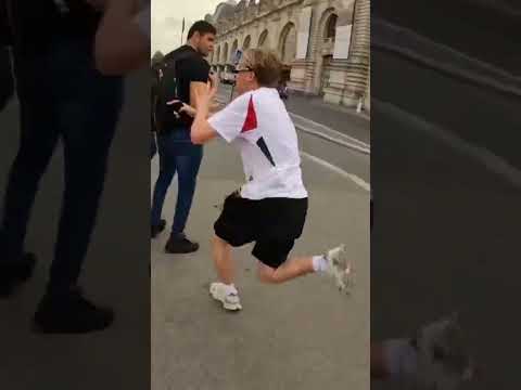 Matthy rent man omver tijdens tikkertje in parijs #shorts #nederlands #bankzitters