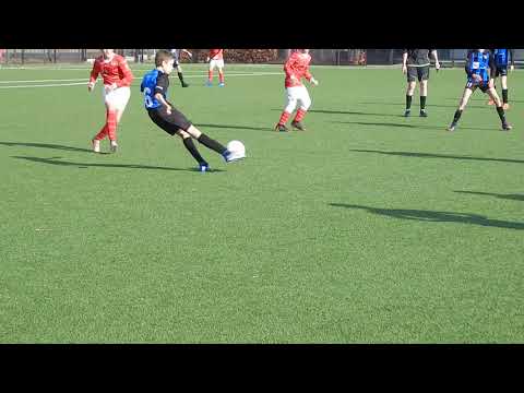 Nieuw Utrecht keeper is er snel bij als Borre op Kees wil passen.