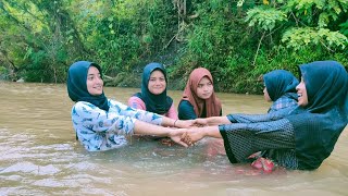 Download lagu Gadis Desa Mandi Di Sungai SUNGGUH INDAH Hidup Tan... mp3