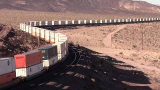 preview picture of video 'BNSF Needles sub - Container train at Ludlow - train #1'