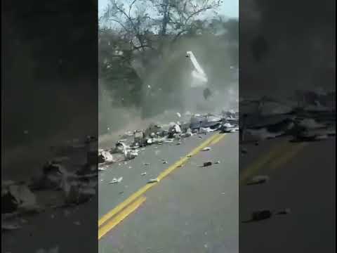 Fuerte choque entre 2 camiones se registró en la vía Las Palmas, cerca de Natagaima, #Tolima.
