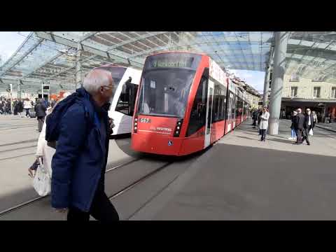 Tram und Bus Verkehr beim Bahnhof Bern BE/Combino Tram/Schindler Tram der RBS Vevey Tram und Buse