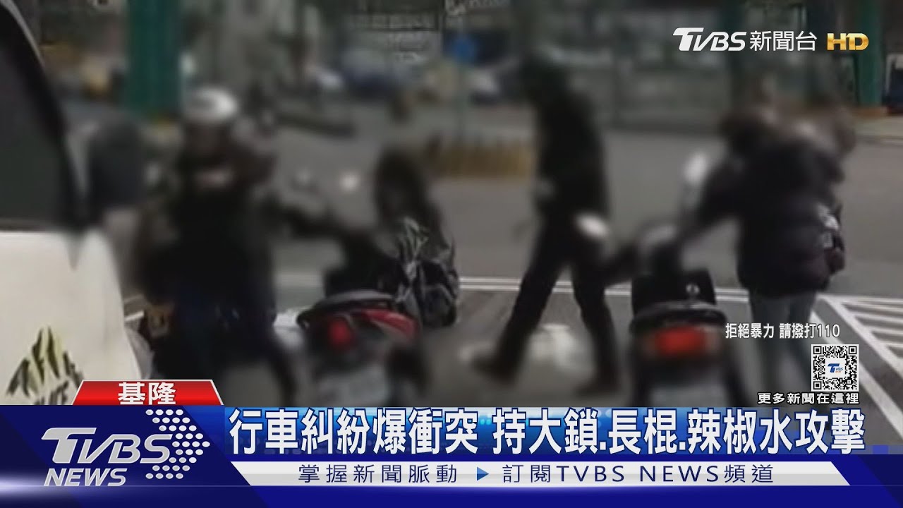 馬路當擂台? 2騎士起爭執持大鎖、長棍攻