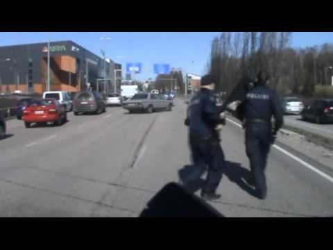 Poliisi jahtaa Laajasalon ampujaa Itäväylällä Helsingissä 23.4.2014