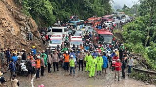 Download lagu Hundreds of People Watch a Truck Driver Endure an Ordeal on One of the World’s Most Extreme Roads mp3