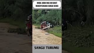 Download lagu This Gran Max car recklessly crosses a river with a strong current #shorts mp3
