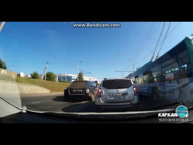 В Казани водитель Range Rover сбил полицейского  (ВИДЕО) 