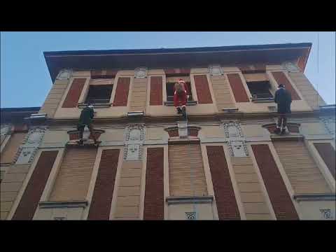 A Settimo Torinese Babbo Natale e gli elfi si sono calati dal palazzo comunale