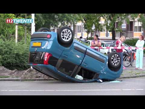 112Twente - Auto op de kop bij aanrijding Enschede 11-7-2015
