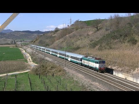 E.656.435 con cuccette a Fara Sabina - E.656.435 with sleeping cars in Fara Sabina