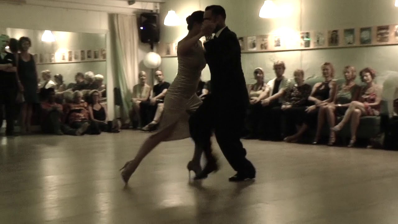 Video thumbnail for Stéphanie Fesneau & Fausto Carpino in Milonga La Roca (2) "La Serenata De Ayer"J.d'Arienzo