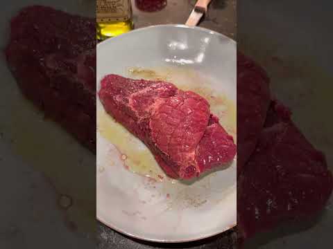 Veja como Emily prepara a ostra de avestruz!