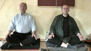 Dzogchen-teacher James Low sky-gazing/meditating