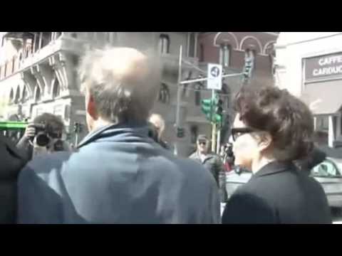 Funerali Enzo Jannacci, Adriano Celentano va via subito 'Troppa gente' 2013