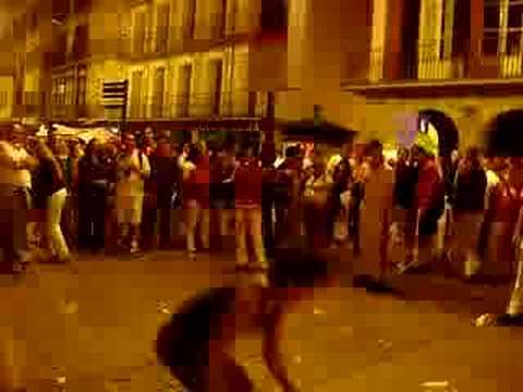 AWESOME DRUNK JUGGLERS in Street Pamplona S. Fermin Run Bulls Encierro 2008 Ricardo Gomez