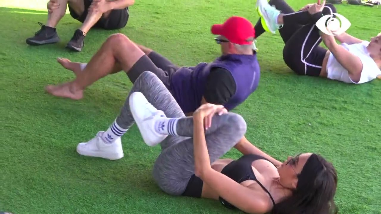 Banorët stërviten në oborr