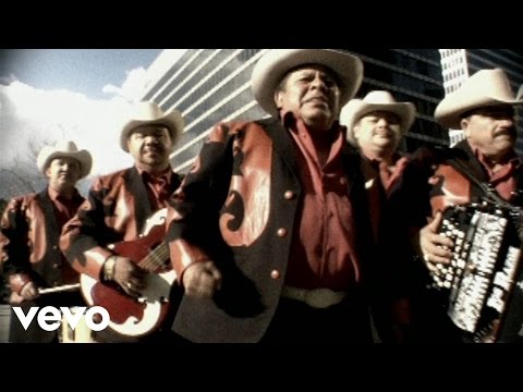 Los Razos De Sacramento Y Reynaldo - Somos Iguales (Official Video)