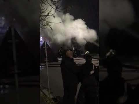 Sesto: spegnimento dell'autobus in fiamme in viale Ariosto