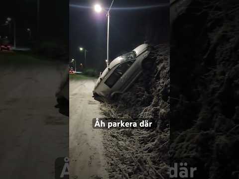 Liten bil har sladdat #fördig #roligaklipp #svenskaklipp