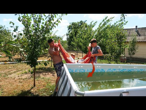 BĂIEȚII au ARUNCAT-O pe MIRIAM în piscină/ Istorie amuzantă