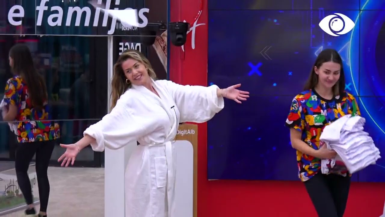 Sfida me pijet 8S2/ Banorët ndahen në dy skuadra për të krijuar piramidën me kanoçe