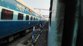 preview picture of video 'Howrah Balurghat Bi-weekly express entering in MLDT station on platform 5'