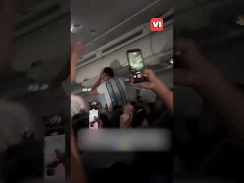 ⁨ מתיחה אכזרית: הטייס הספרדי גרם לנוסעים הארגנטינאים להאמין שהנבחרת שלהם זכתה בגביע העולם 🤭.⁩