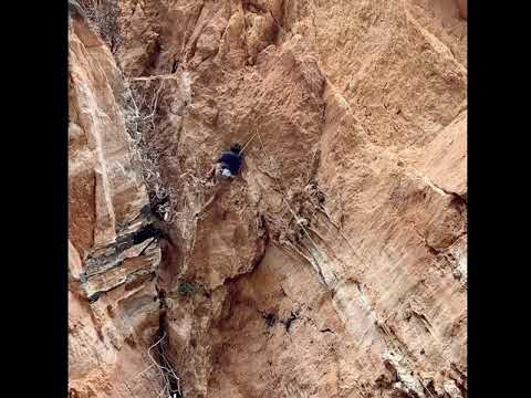 Alex Garriga en “Moncho Boca Abajo” 8b On-Sight (Ayna Royo-Odrea)