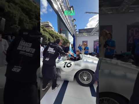 Franco Colapinto a lo Juan Manuel Fangio en el su Road Show de Buenos Aires.