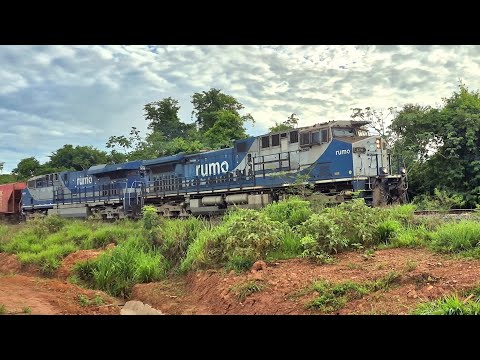 Trem graneleiro carregado passando por Santa Isabel GO, Ferrovia Norte Sul