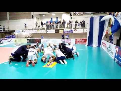 VBC Mondovì-Brescia 3-1: l'esultanza monregalese con i tifosi