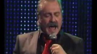 Халук Бильгинер исполняет "Sweet Dreams"