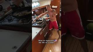 Download lagu Apakah kamu ingin merasakan kehidupan sebagai seorang pelaut? #pelaut #laut #lucu #videolucu #momenlucu mp3