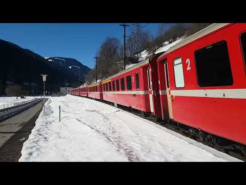 Die RhB Ge4/4II 612 Werbelok"Burkhalter Group"mit diversen RHB Wagen kurz vor Tavanasa Breil/Brigels