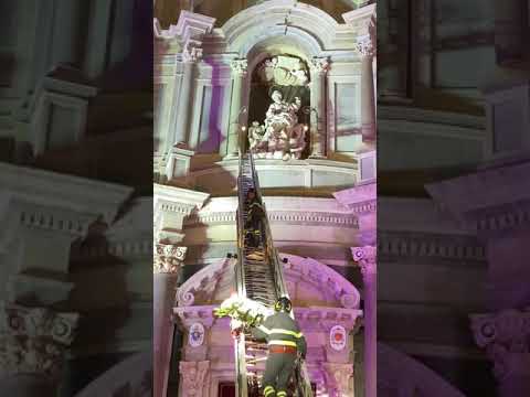 Omaggio floreale dei Vigili del Fuoco in Piazza Duomo 02/02/2020