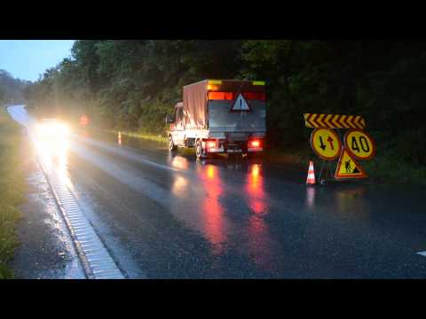 drumul resita   bocsa, inundat pe un sens de mers