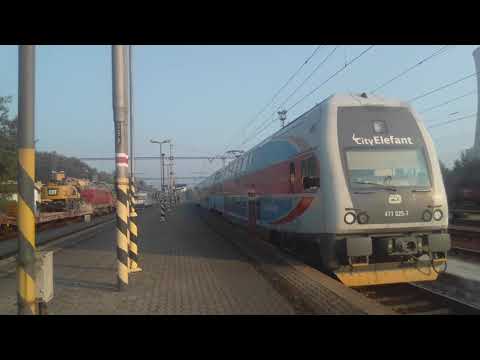 471 025-7 odjeżdża jako Os 2925 do Mosty u Jablunkova, Detmarovice, 9.07.2020