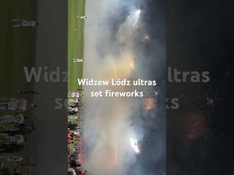 Widzew Lódz ultras use fireworks