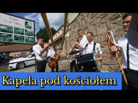 Kapela weselna gra przy kościele.