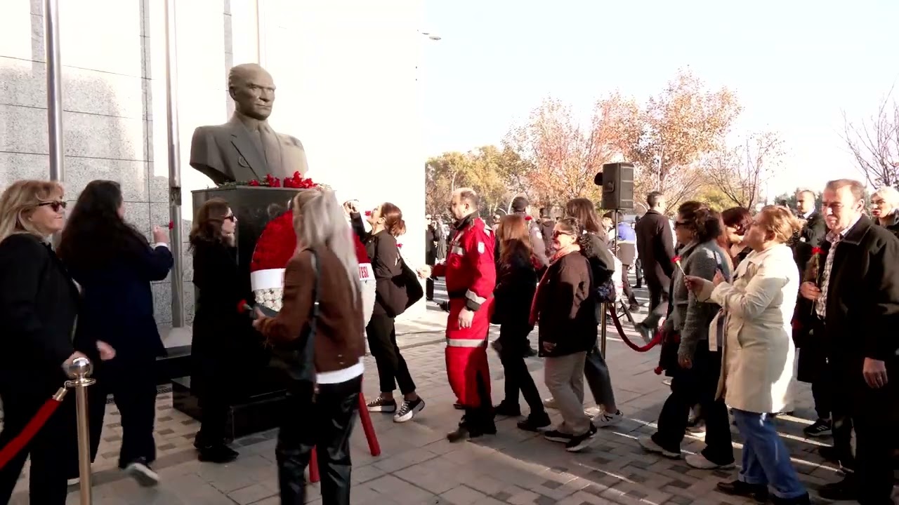 Bir kalp durur,milyonlarcası onun ritmiyle atar. Ata’mıza Saygı, minnet ve özlemle…🇹🇷